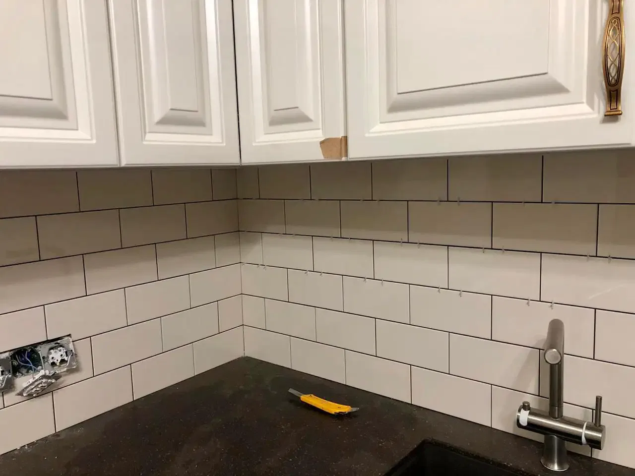 ukladka-kuhonnoy-fartuka-iz-plitki-etap-6