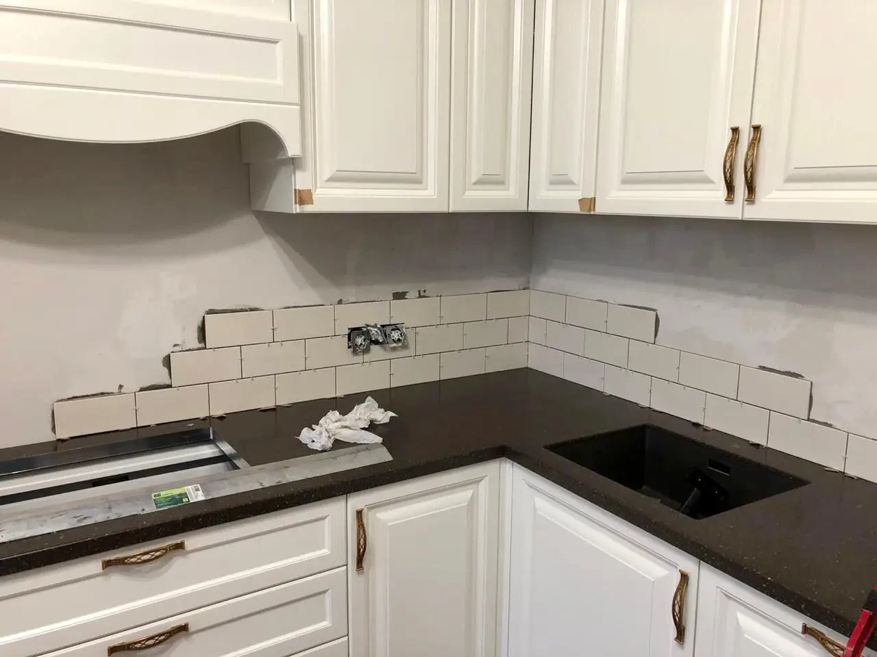 ukladka-kuhonnoy-fartuka-iz-plitki-etap-4