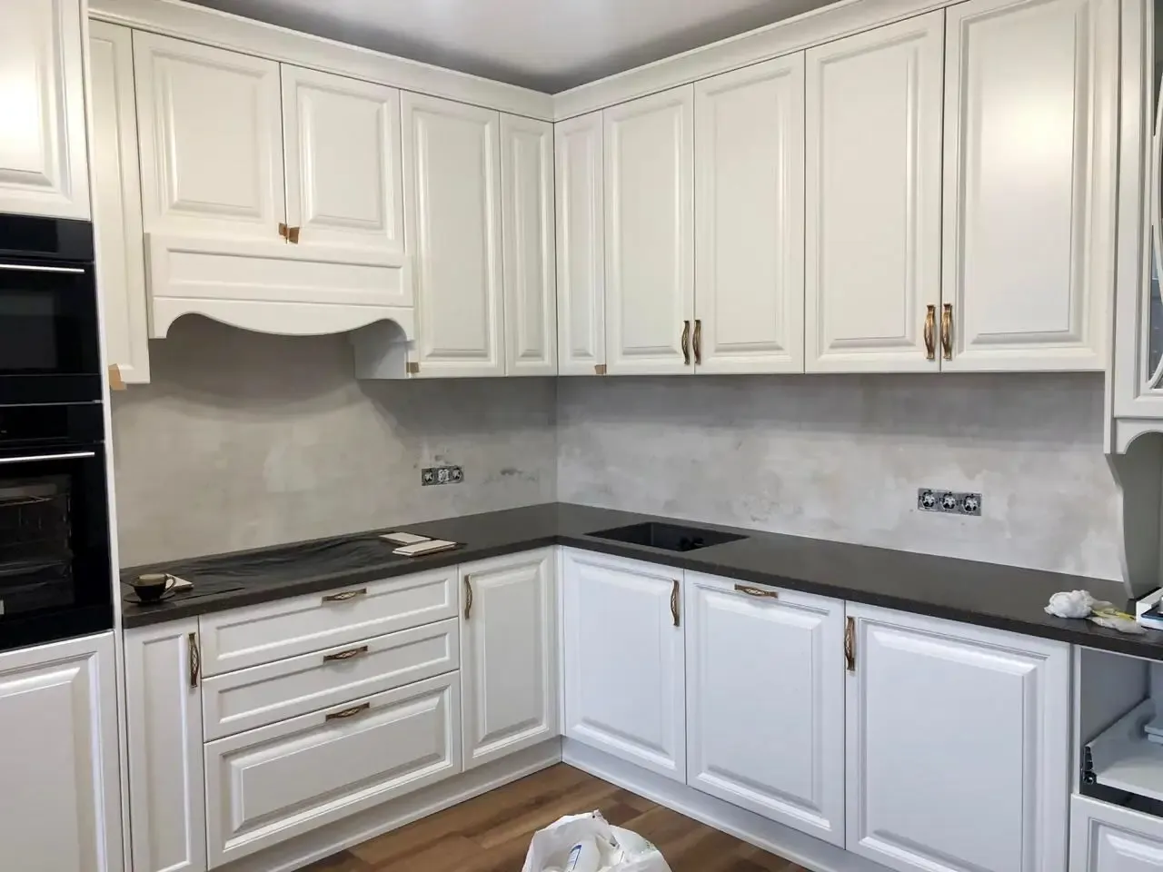 ukladka-kuhonnoy-fartuka-iz-plitki-etap-1