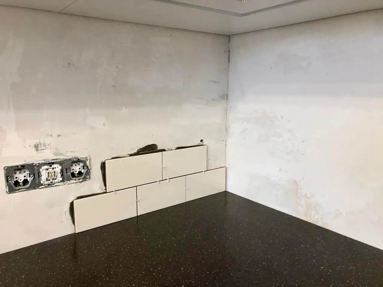 ukladka-kuhonnoy-fartuka-iz-plitki-etap-2