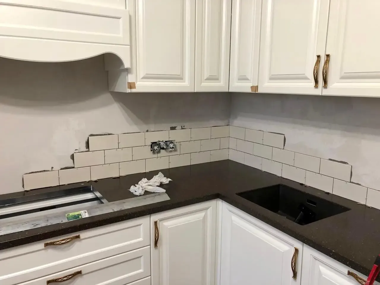 ukladka-kuhonnoy-fartuka-iz-plitki-etap-4